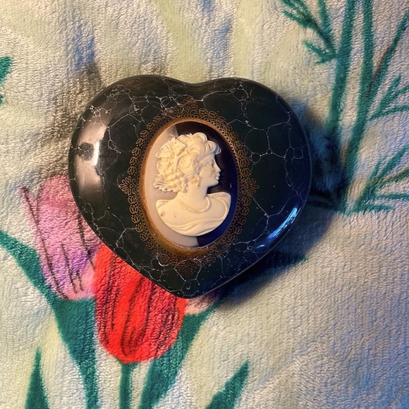 Green Heart Shaped Mount Clemens pottery cameo trinket box, Excellent Condition - Picture 3 of 10